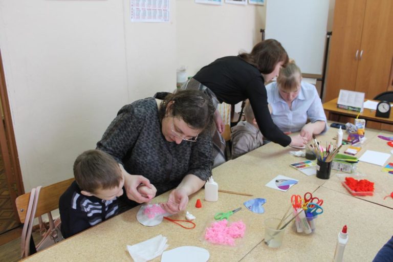 центр Белый цветок_занятия проводятся в малых группах вместе с родителями_педагог Лобищева Е.И.